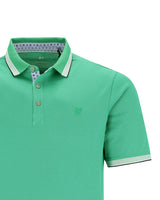 Mintgrünes Poloshirt mit weißen und grauen Akzenten, Button-down-Kragen, kurzen Ärmeln und einem kleinen gestickten Logo auf der linken Brust.