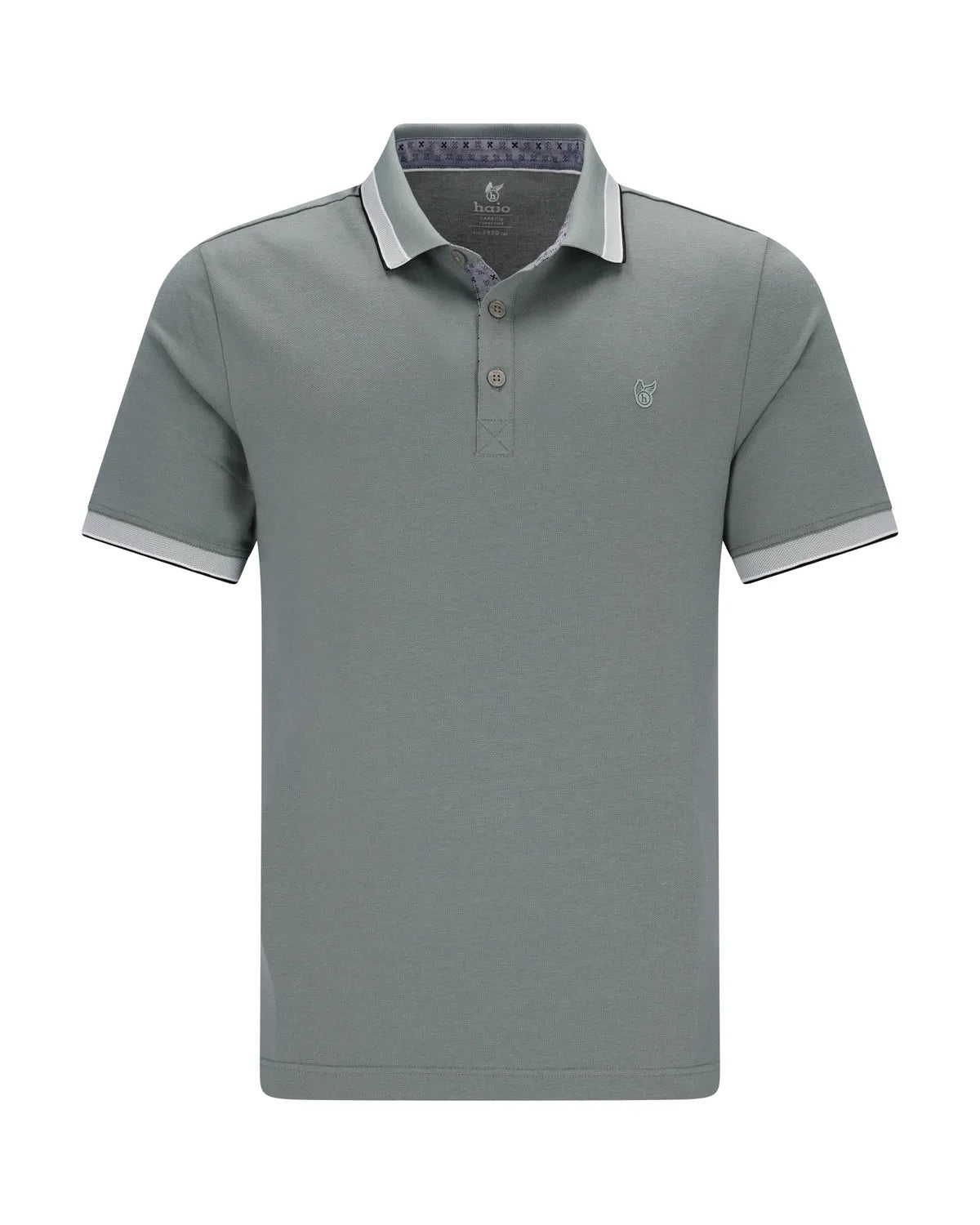 Graues Poloshirt mit Kontrastbesatz und Logo auf der Brust.