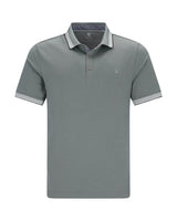 Graues Poloshirt mit Kontrastbesatz und Logo auf der Brust.