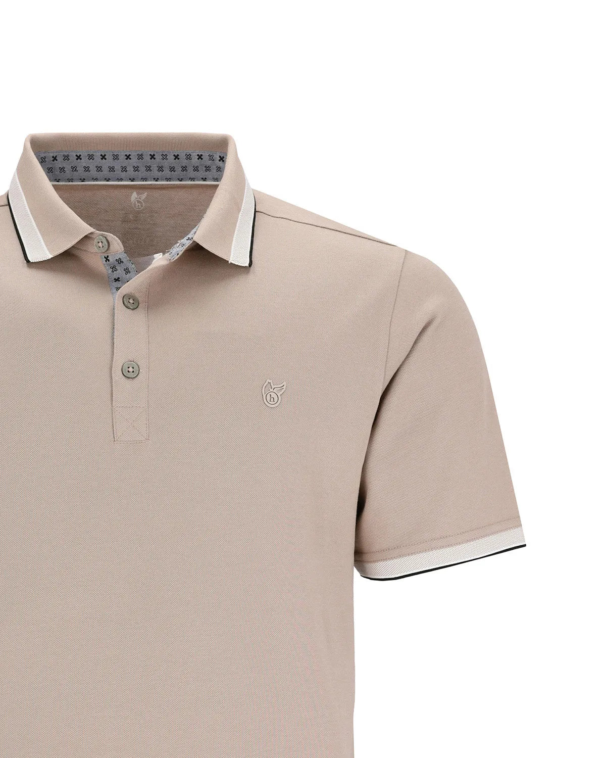 Beigefarbenes Poloshirt mit schwarzem und weißem Besatz, Button-down-Kragen, kurze Ärmel.