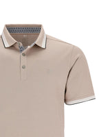 Beigefarbenes Poloshirt mit schwarzem und weißem Besatz, Button-down-Kragen, kurze Ärmel.