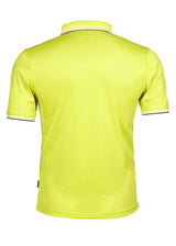 Neongelbes Polohemd mit weißem Saum und Kragen, wahrscheinlich aus Polyester oder Baumwollmischung.