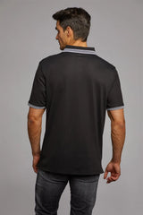 Schwarzes Poloshirt mit weißem und grauem Besatz, aus Baumwolle.