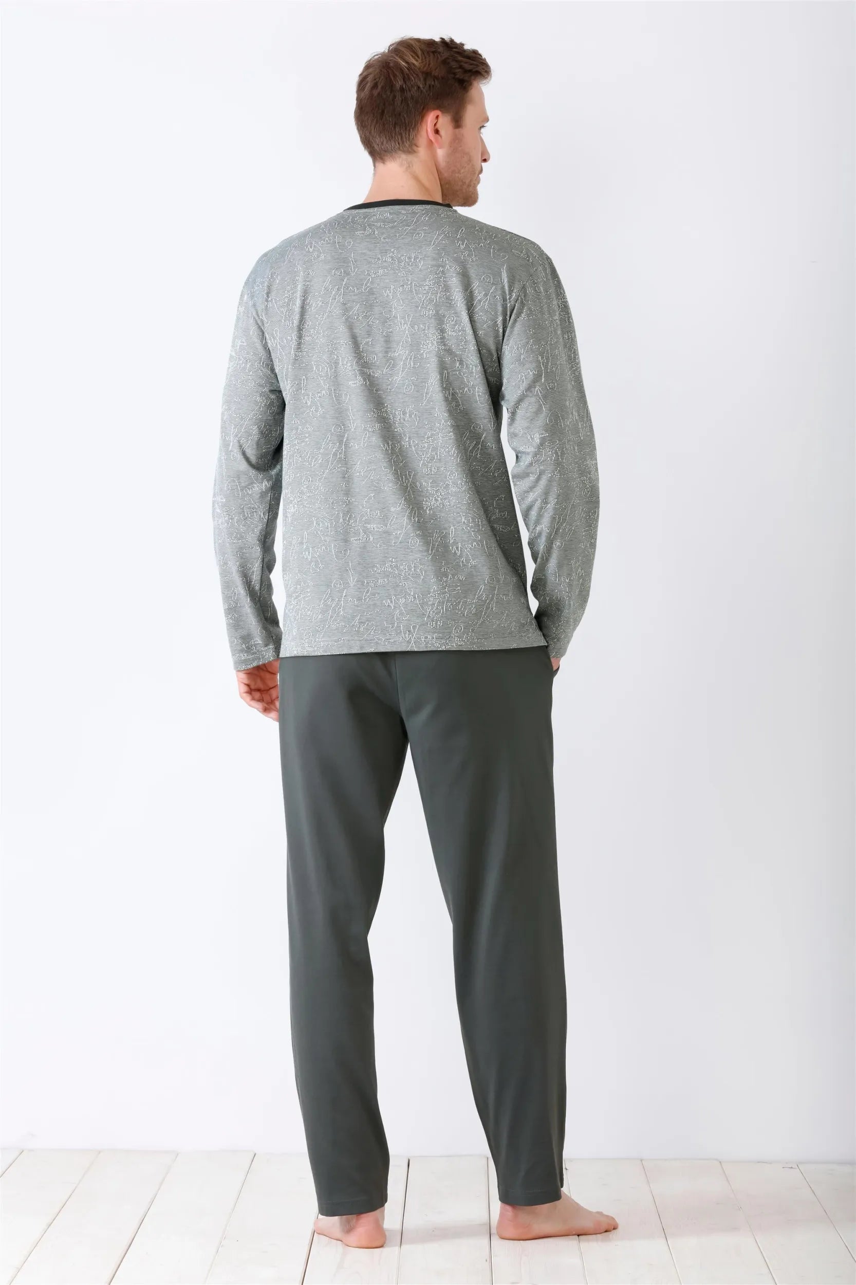 Graues langärmeliges Oberteil und dunkelgraue Lounge-Hose für Männer.