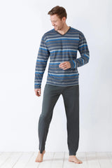 Blau-grau-weiß gestreiftes Langarmshirt mit V-Ausschnitt und dunkelgraue Jogginghose für Herren.