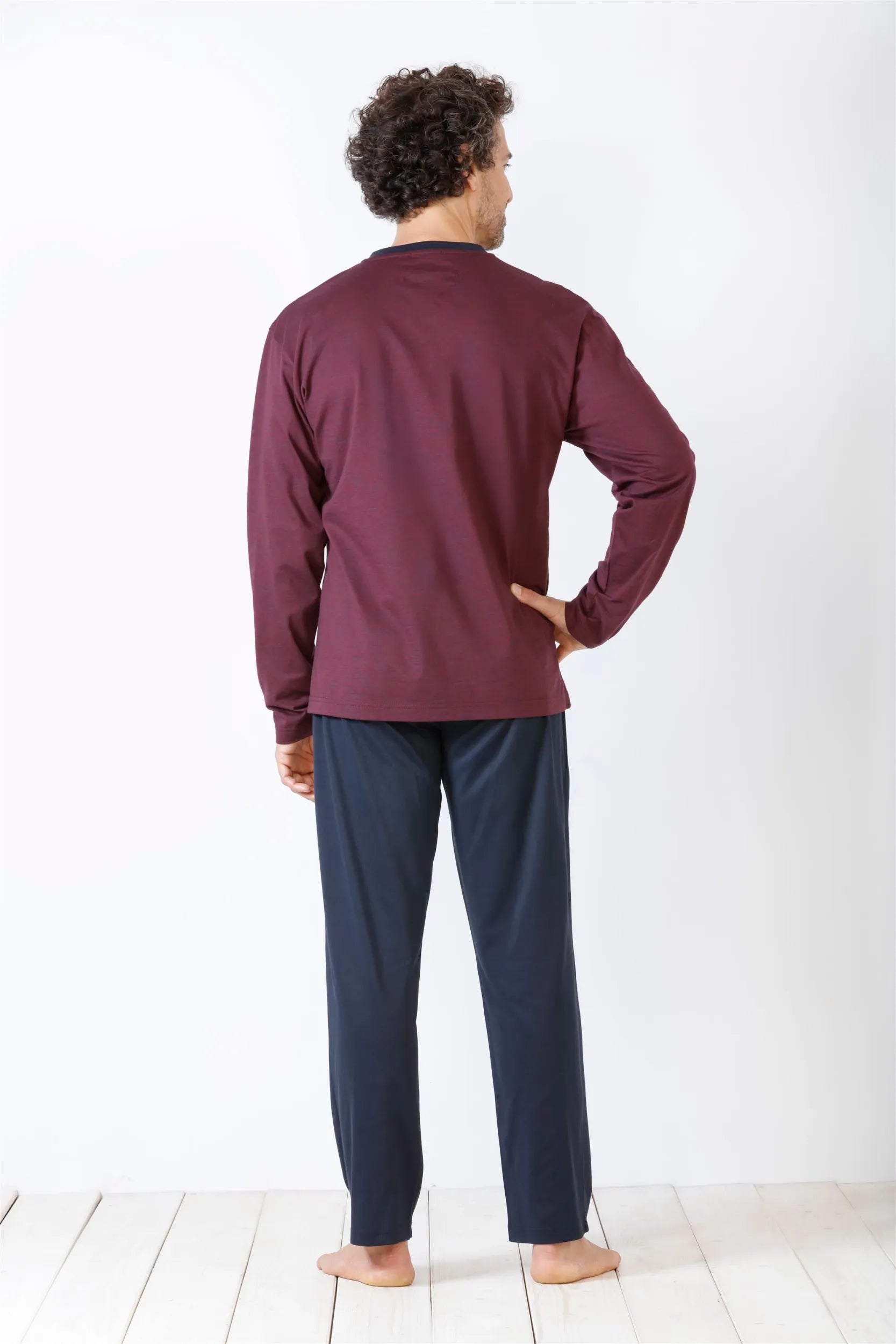 Langärmliges kastanienbraunes Oberteil und marineblaue Pyjamahose für Männer.