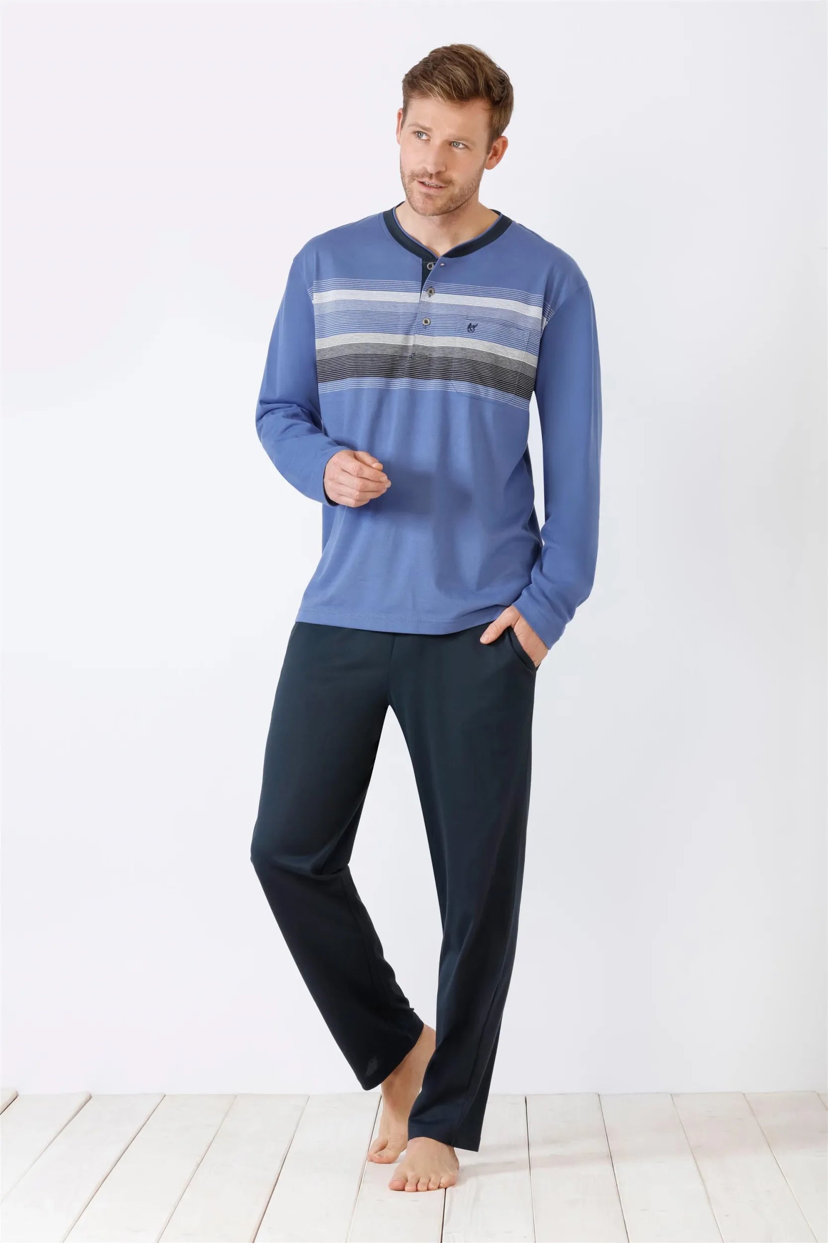 Blaues, langärmeliges Herren-Pyjama-Set mit horizontalen Streifen.