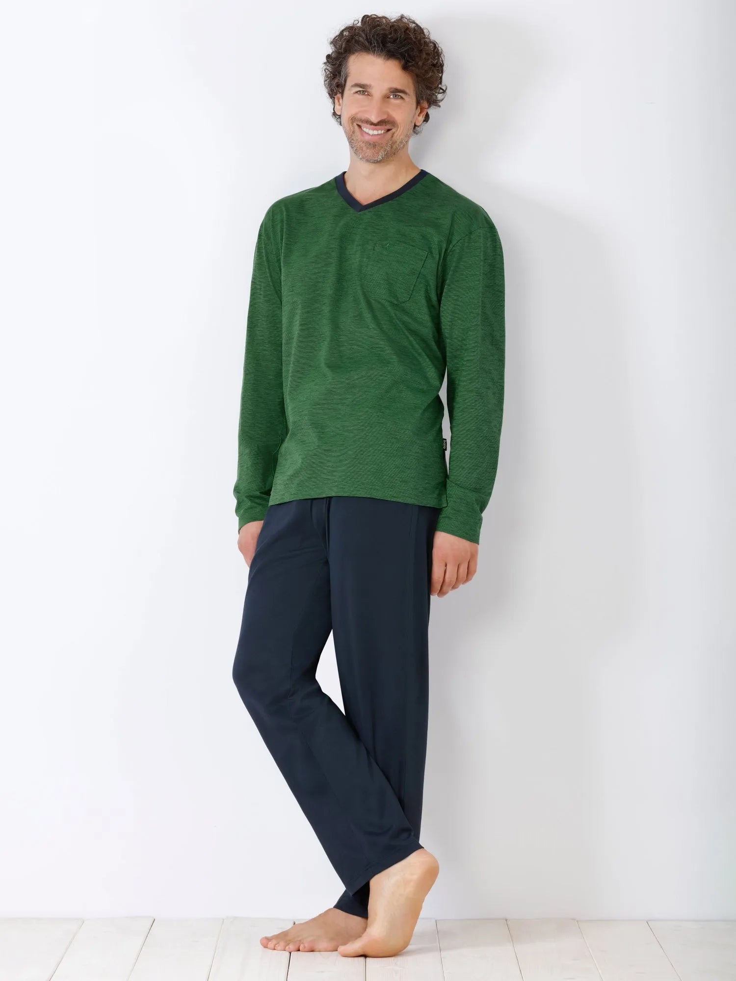 Grünes V-Ausschnitt Langarmhemd mit Marinehose, legeres Outfit-Set.