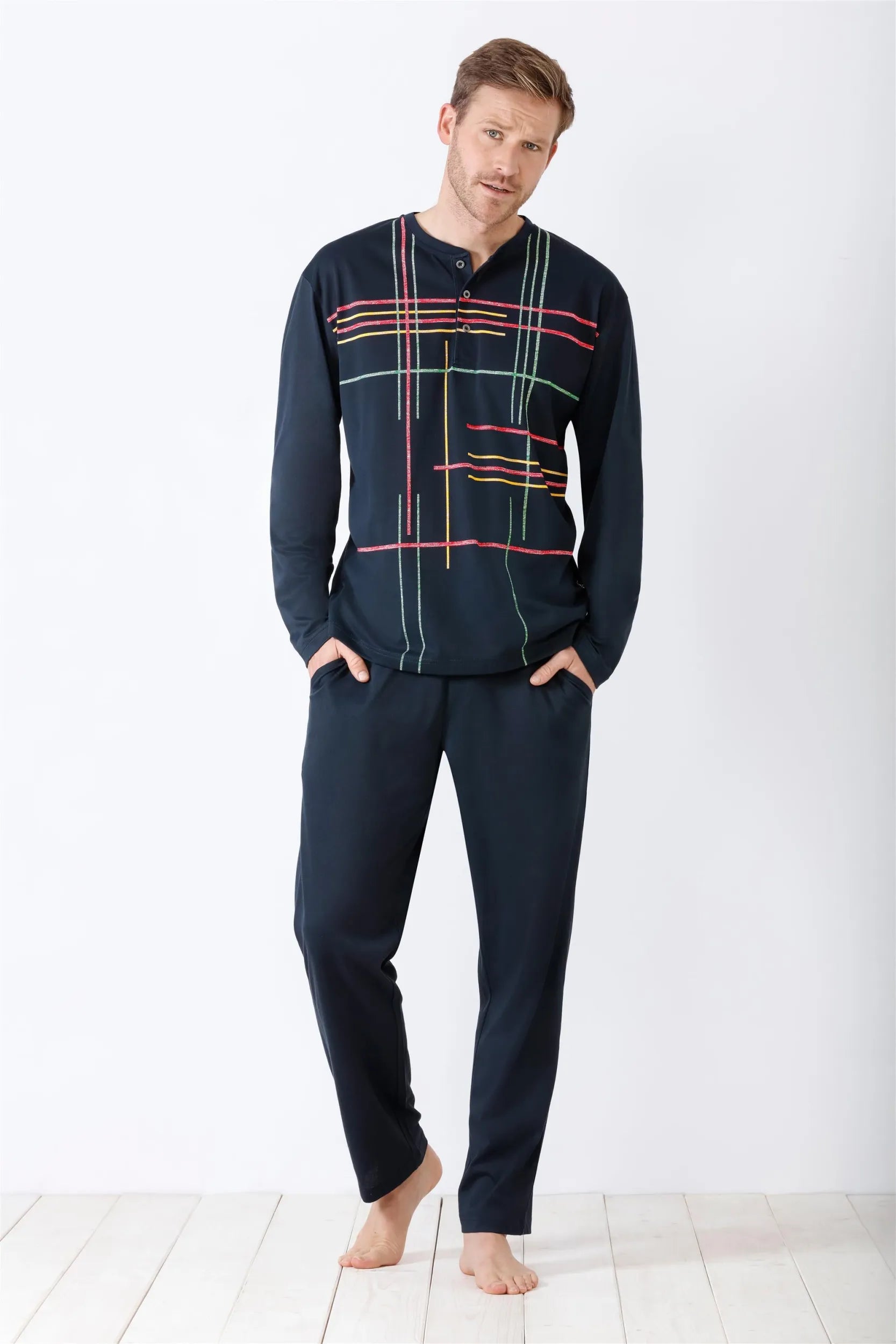 Dunkelblaues, langärmeliges Pyjama-Set für Herren mit buntem Karomuster.