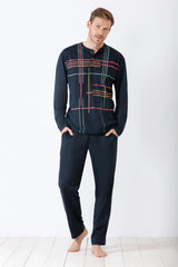 Dunkelblaues, langärmeliges Pyjama-Set für Herren mit buntem Karomuster.