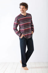 Langärmeliges Pyjama-Set für Männer mit V-Ausschnitt, gestreiftes Oberteil und dunkle, einfarbige Hose.