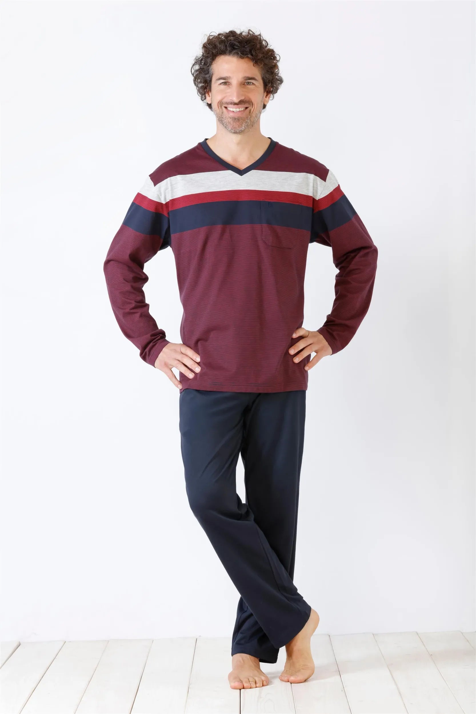 Kastanienbraunes langärmeliges Hemd mit V-Ausschnitt und weißen und marineblauen Streifen, gepaart mit einer marineblauen Pyjamahose.