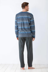 Langärmeliges gestreiftes Pyjama-Oberteil und einfarbige graue Pyjama-Hose für Herren.