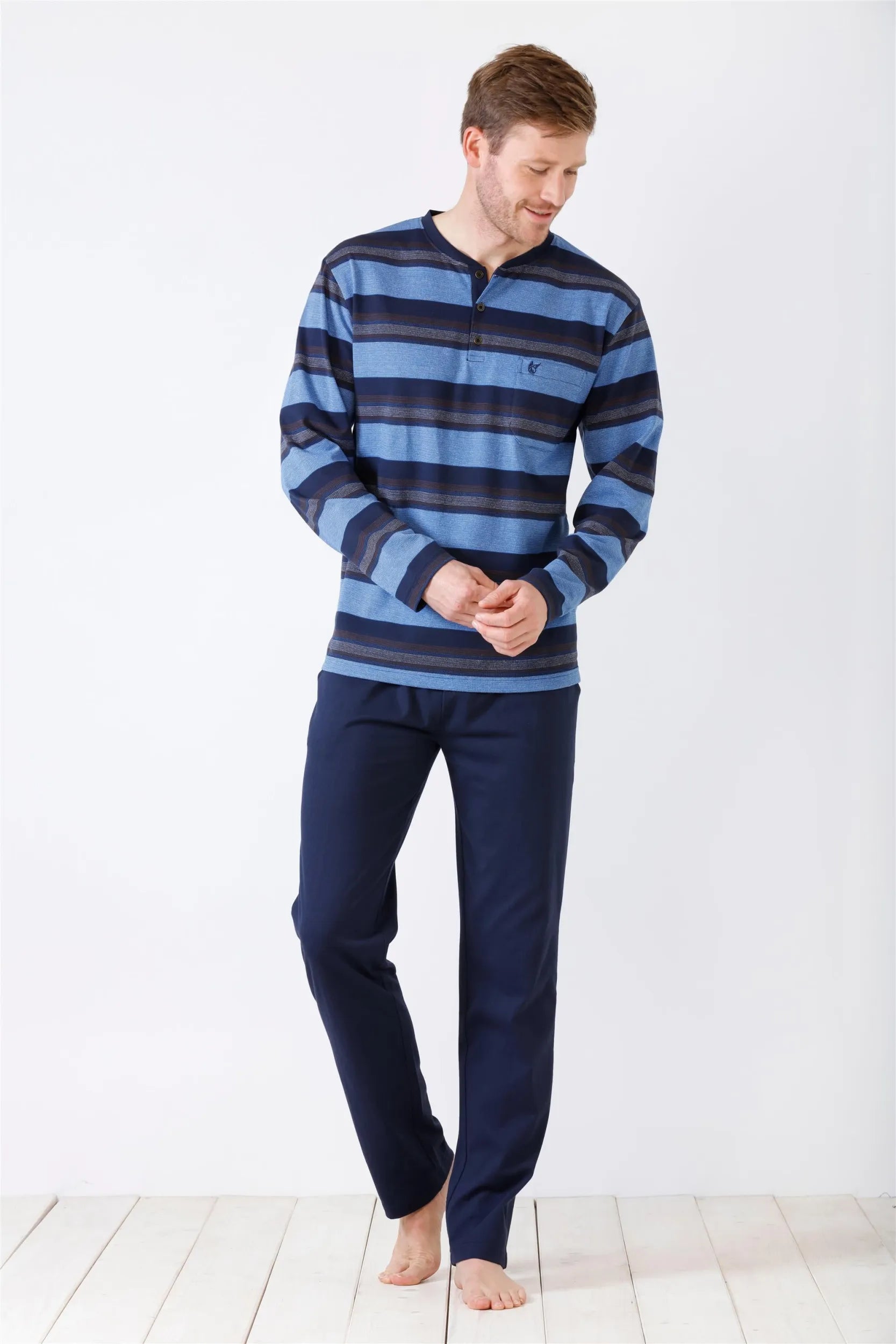 Blau gestreiftes, langärmeliges Pyjama-Set für Männer mit dunkelblauer Hose.