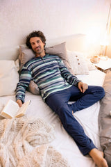 Gestreiftes Pyjama-Set für Männer mit langen Ärmeln.