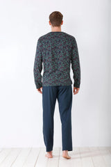 Dunkelgrünes, langärmeliges, gemustertes Herren-Pyjama-Oberteil mit einfarbiger dunkelblauer Pyjama-Hose.