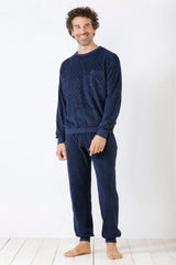 Marineblaues gemustertes Loungewear-Set aus Velours für Herren mit Bündchen an den Knöcheln und einer Brusttasche.
