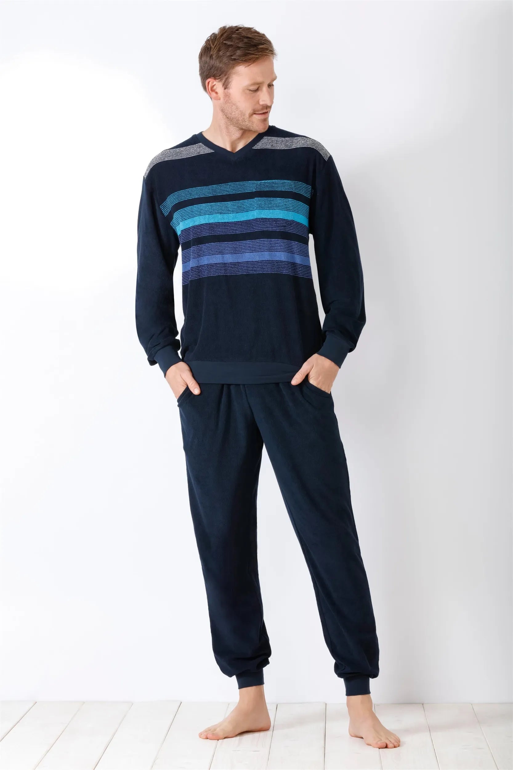 Marineblau gestreiftes langärmeliges Schlafanzugset für Herren.