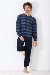 Langärmeliges, dunkelblau gestreiftes Herren-Henley-Shirt und passende dunkelblaue Jogginghose.