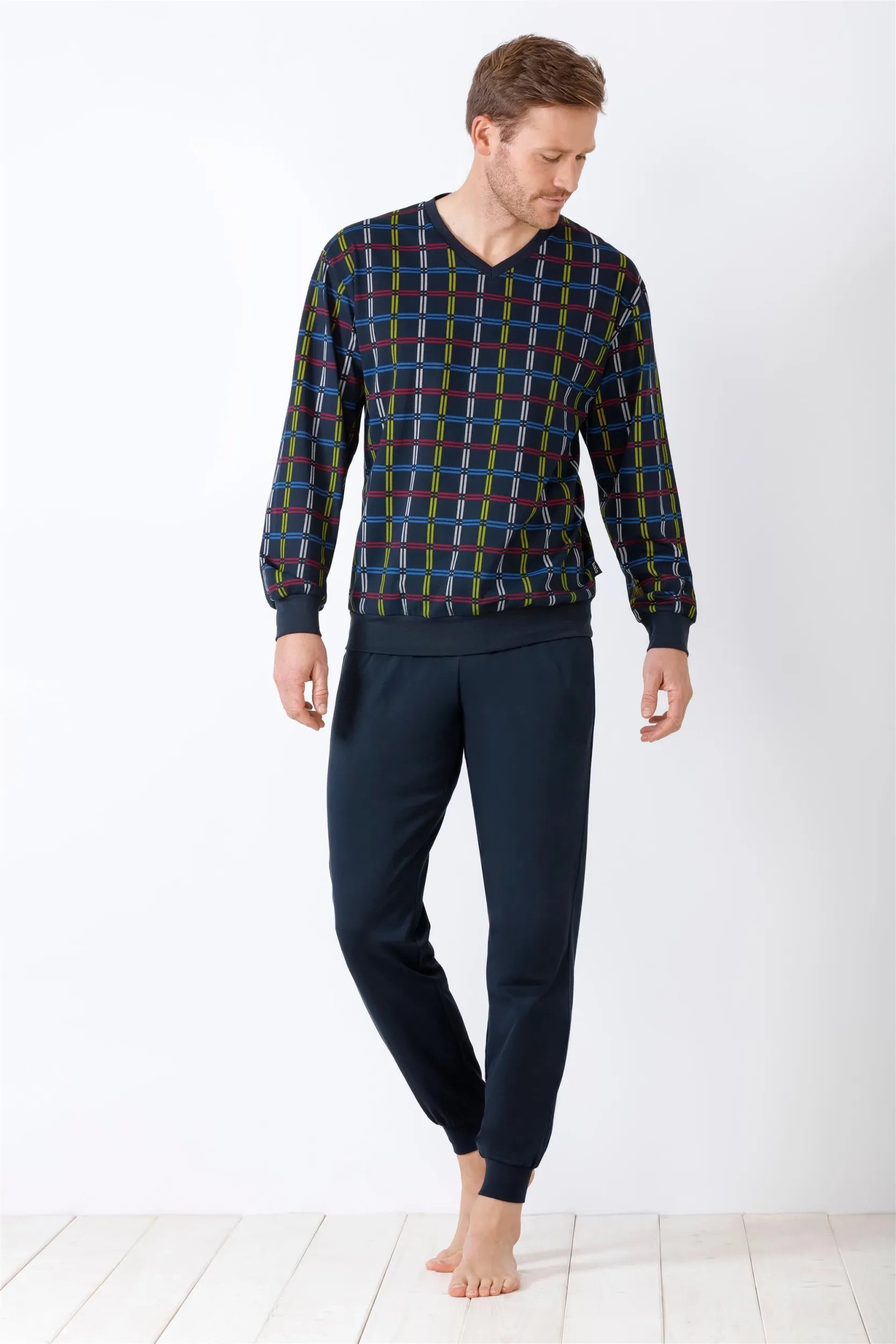 Langärmeliges Pyjama-Set für Männer mit gemustertem Oberteil und einfarbiger dunkelblauer Hose.