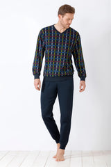 Langärmeliges Pyjama-Set für Männer mit gemustertem Oberteil und einfarbiger dunkelblauer Hose.