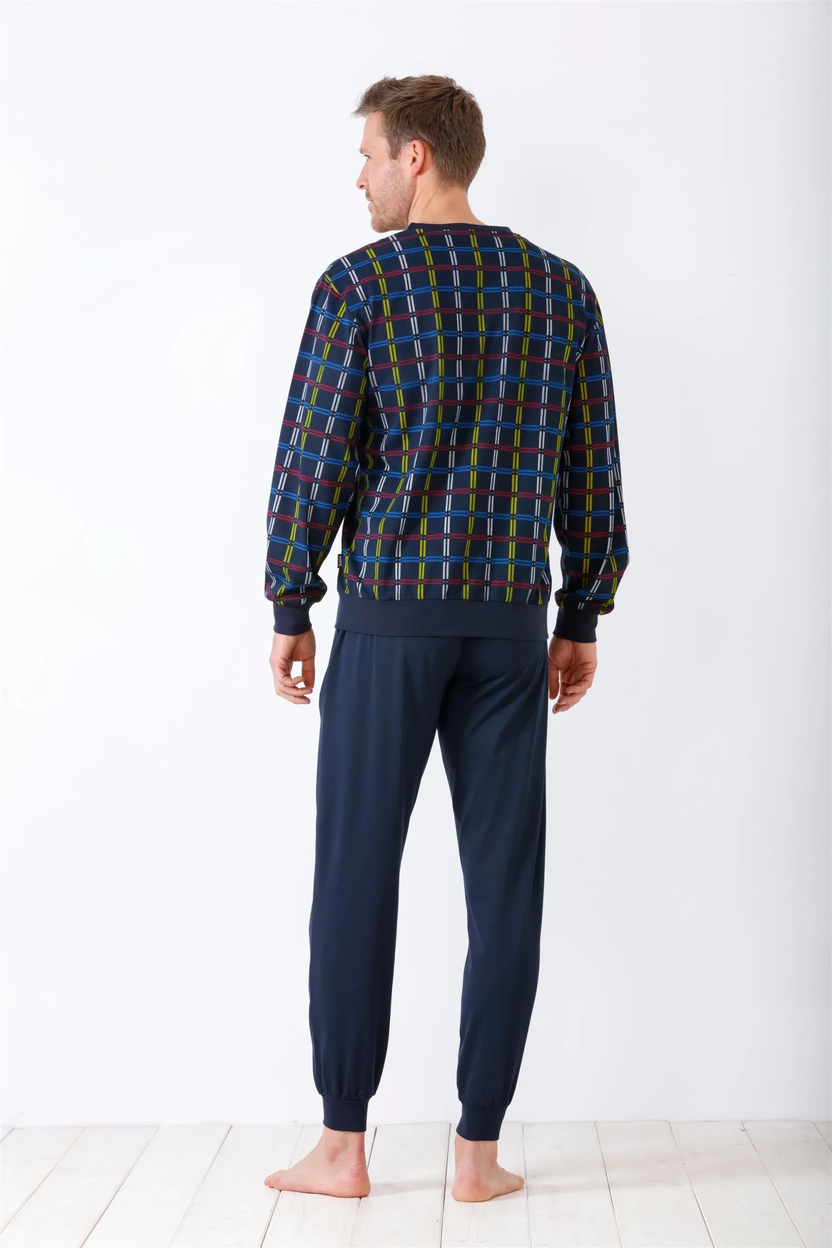 Marineblaues Pyjama-Set für Männer mit einem mehrfarbig karierten langärmeligen Oberteil und einer unifarbenen Unterhose.