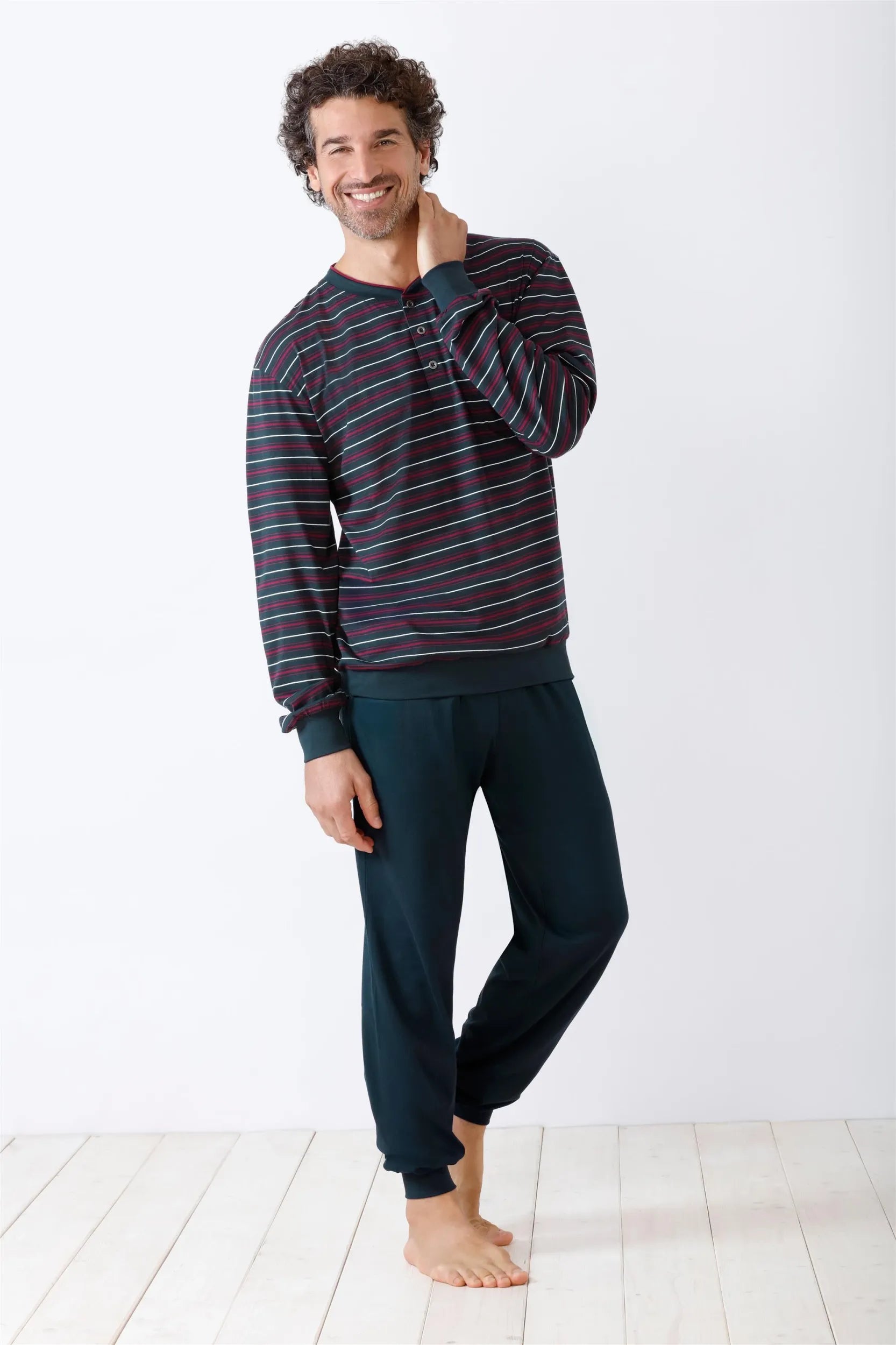 Gestreiftes Langarmshirt und dunkelgrüne Jogginghose für Männer.