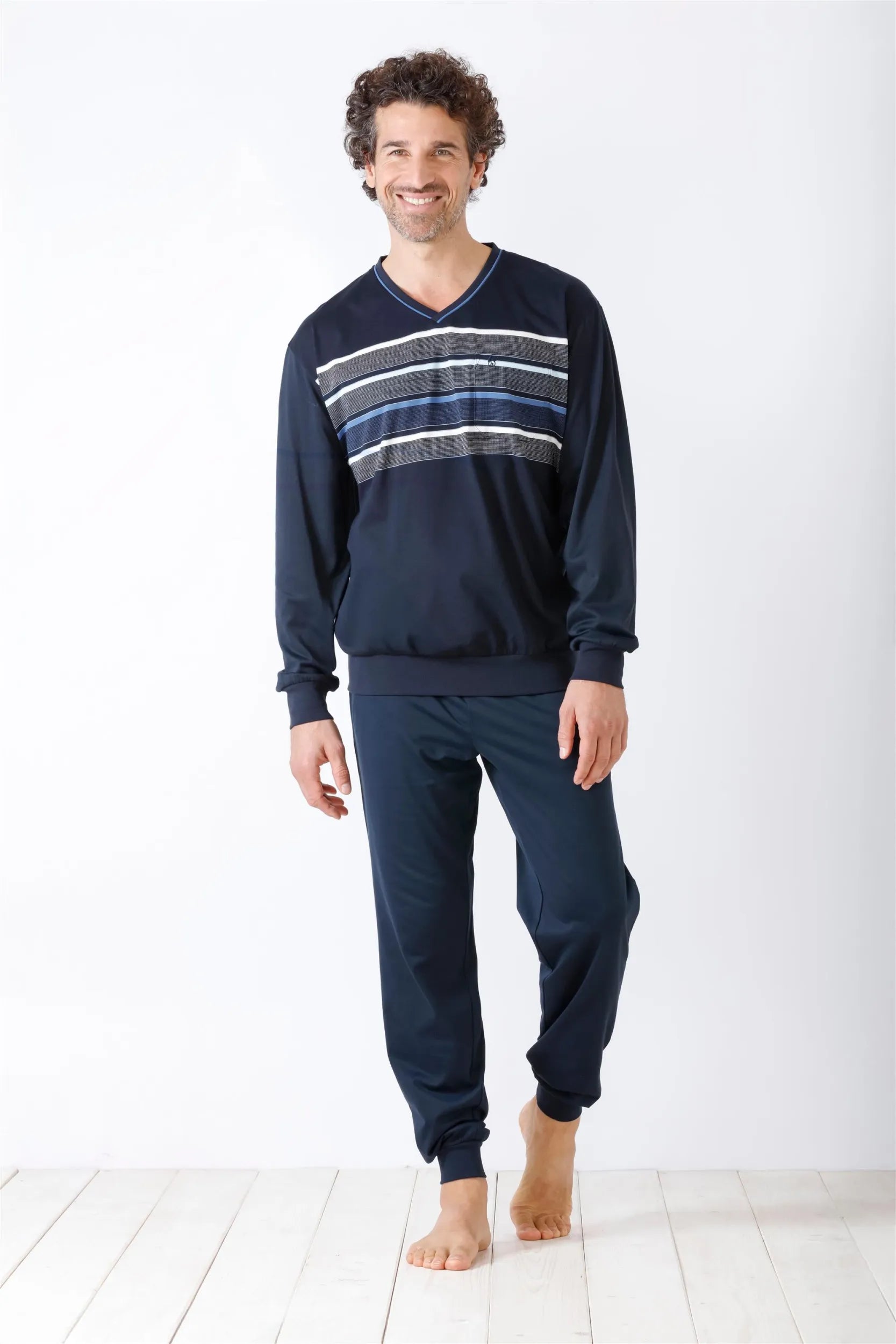 Marineblaues, langärmeliges Herren-Pyjama-Set mit gestreifter Brust.