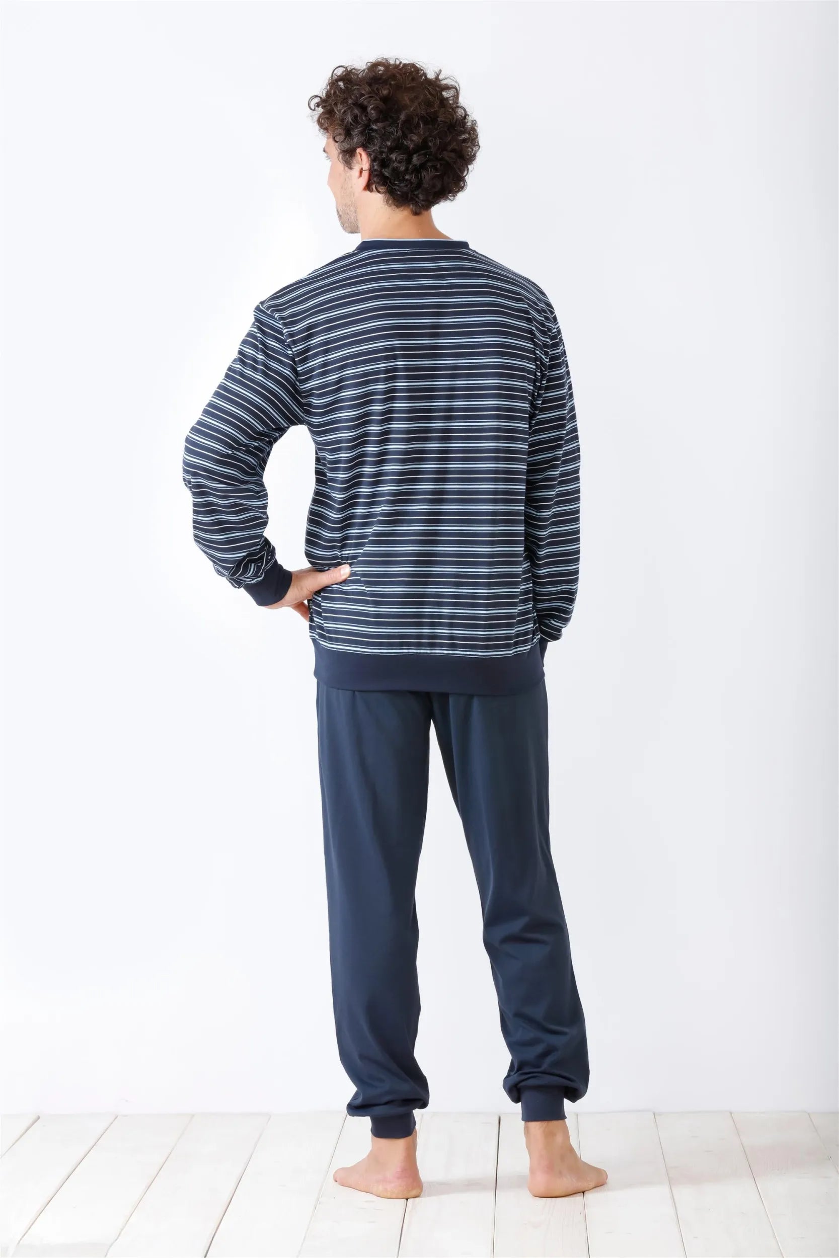 Gestreiftes Pyjama-Set für Herren mit langen Ärmeln und einfarbiger dunkelblauer Hose