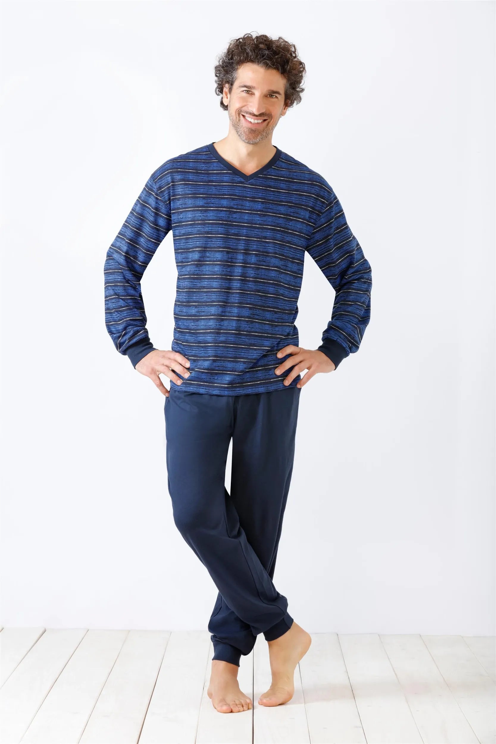 Blaues langärmeliges gestreiftes Pyjama-Set für Männer.