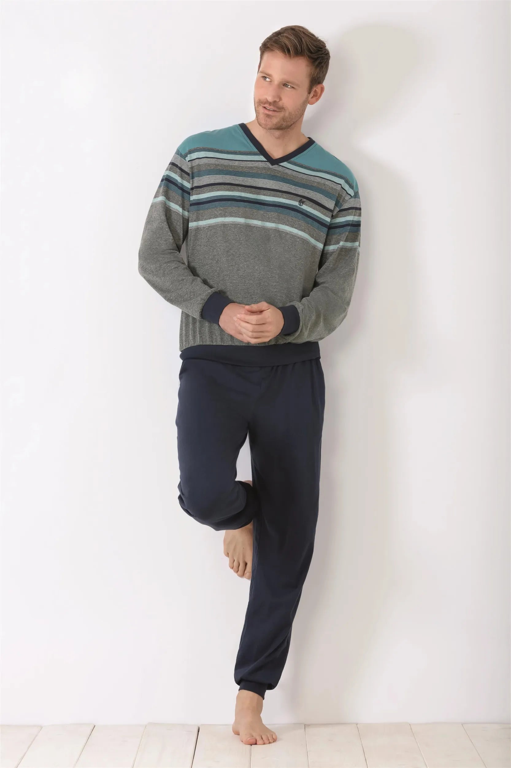 Gestreifter Pullover mit V-Ausschnitt und marineblaue Jogginghose für Männer.