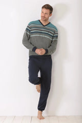 Gestreifter Pullover mit V-Ausschnitt und marineblaue Jogginghose für Männer.