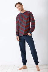 Rot und blau gestreiftes langärmeliges Herren-Pyjama-Oberteil mit marineblauer Pyjama-Hose.