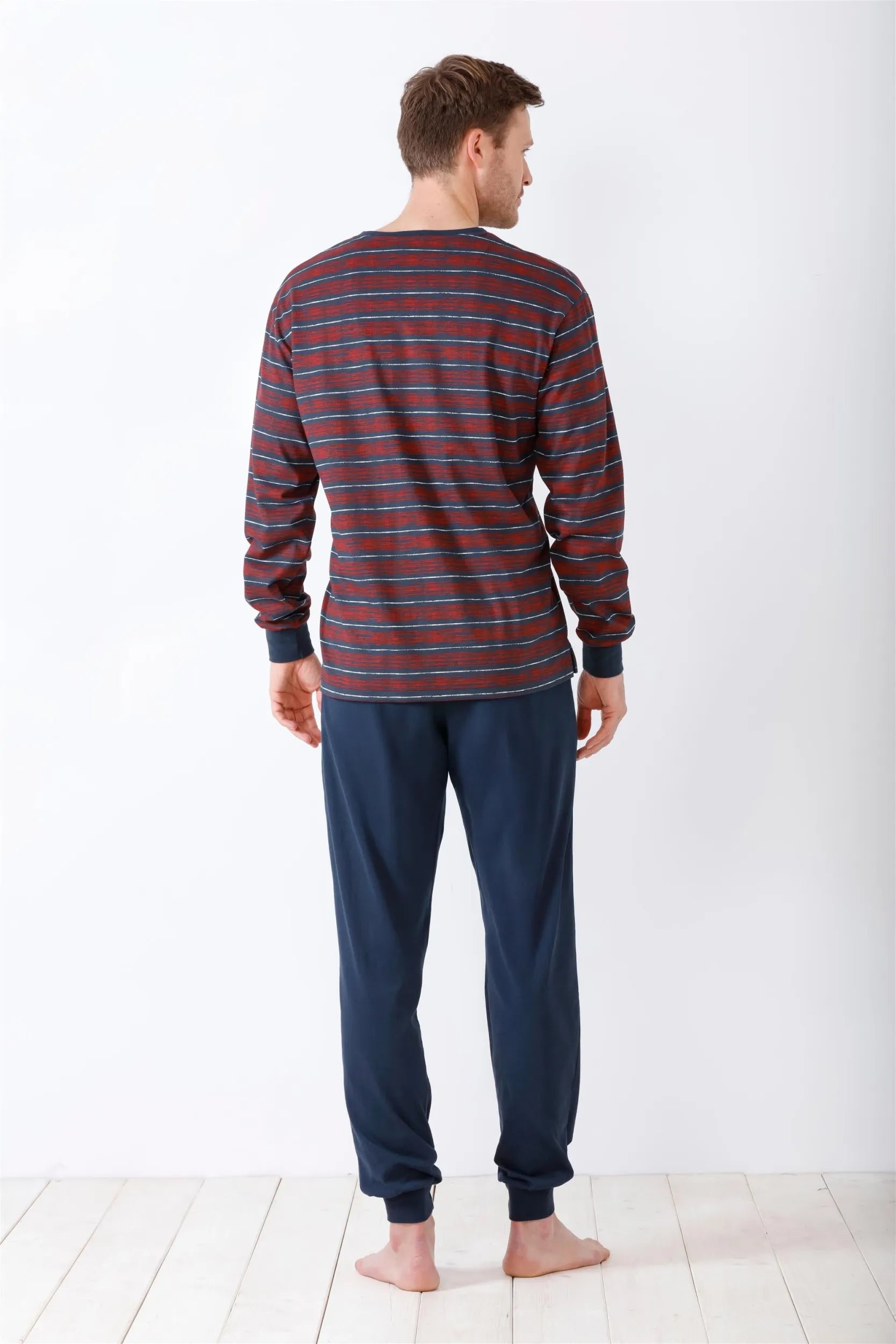 Gestreiftes Pyjama-Set für Männer mit langen Ärmeln.