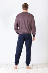 Gemustertes langärmeliges Sweatshirt und marineblaue Jogginghose für Männer.