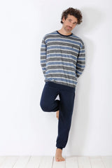 Langärmeliges, gestreiftes Pyjama-Set für Männer in Blau, Grau und Weiß mit einfarbiger marineblauer Unterhose.
