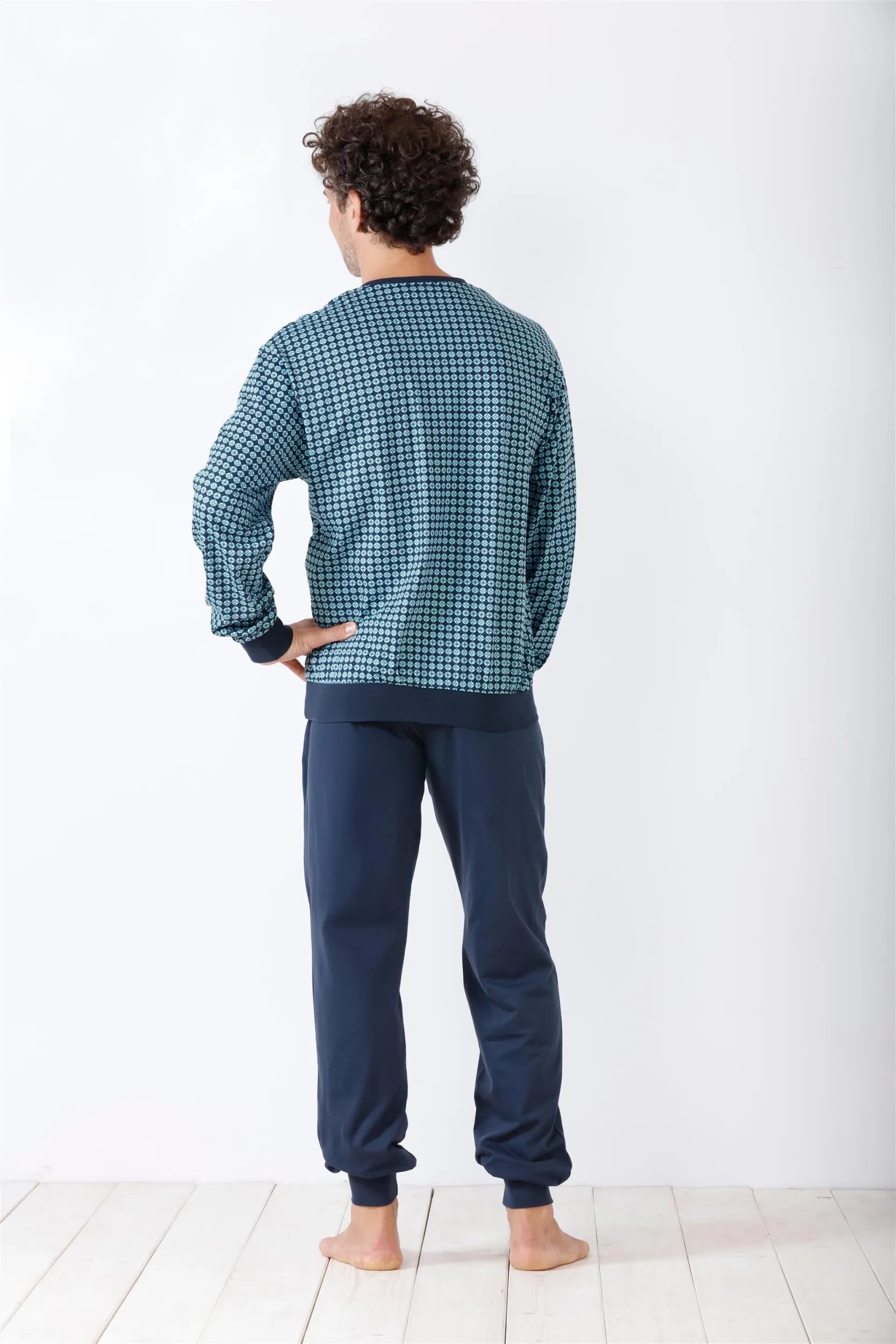 Blau-weiß kariertes langärmeliges Schlafanzug-Set für Männer mit einfarbig blauer Hose.