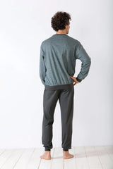 Gemustertes langärmeliges Pyjama-Set für Männer mit dunkler Hose.