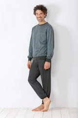 Gemustertes Langarm-Sweatshirt für Männer und einfarbige dunkelgraue Jogginghose.