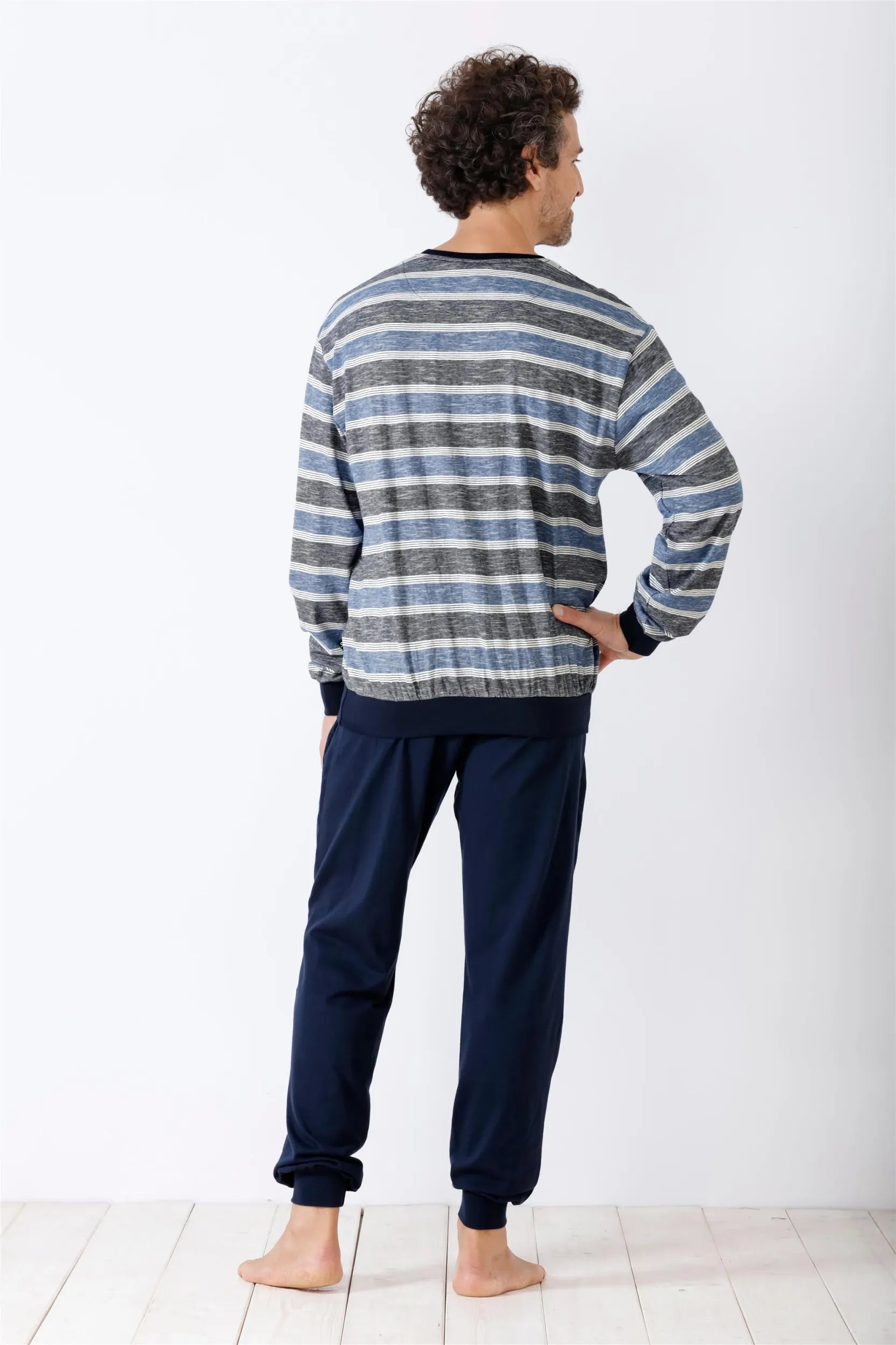 Gestreiftes Pyjama-Set für Männer mit langen Ärmeln und marineblauer Hose.