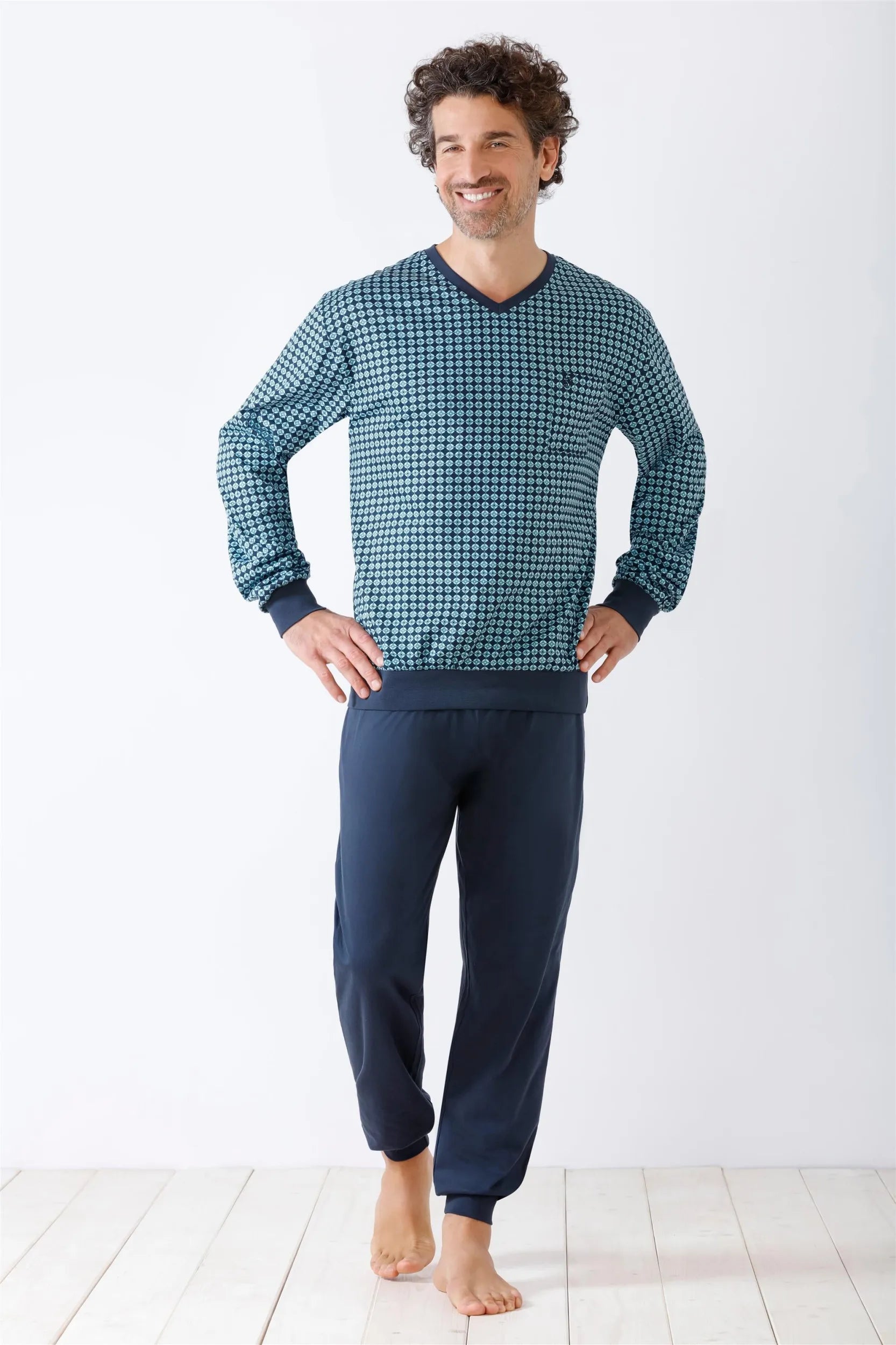 Blau-weiß kariertes langärmeliges Herren-Pyjama-Oberteil mit einfarbiger dunkelblauer Pyjama-Hose.