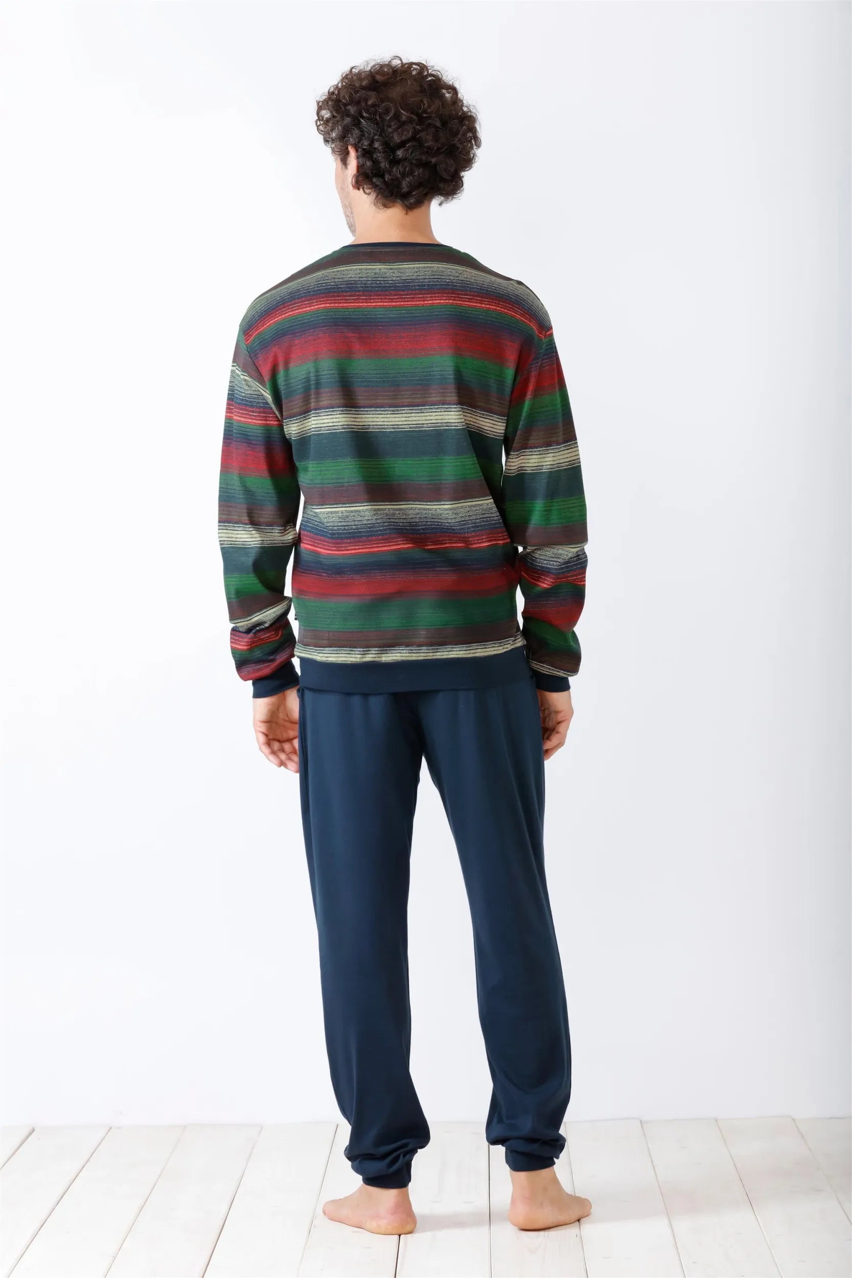 Gestreiftes langärmeliges Pyjama-Oberteil und einfarbig blaue Pyjama-Hose für Männer.