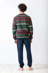 Gestreiftes langärmeliges Pyjama-Oberteil und einfarbig blaue Pyjama-Hose für Männer.