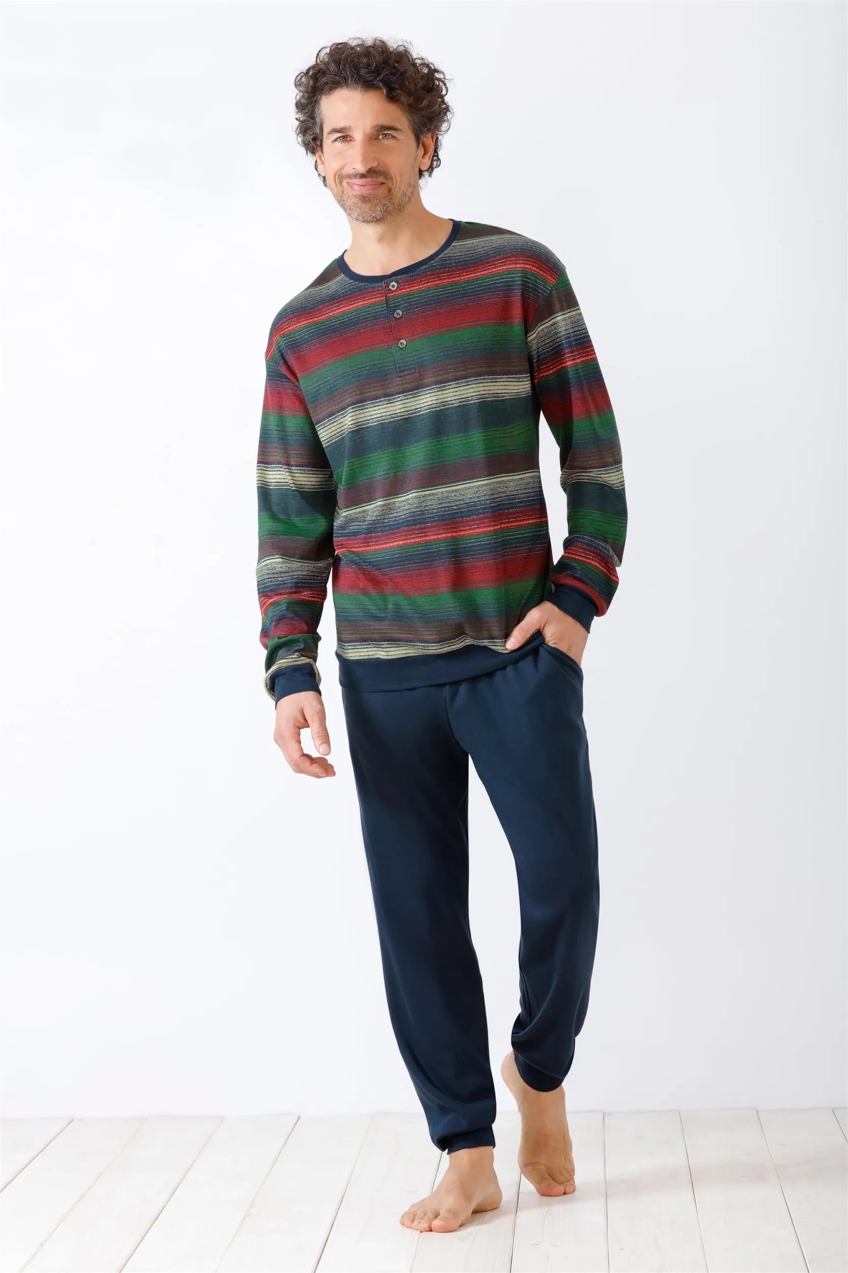 Langärmeliges gestreiftes Henley-Shirt für Männer und marineblaue Jogginghose.