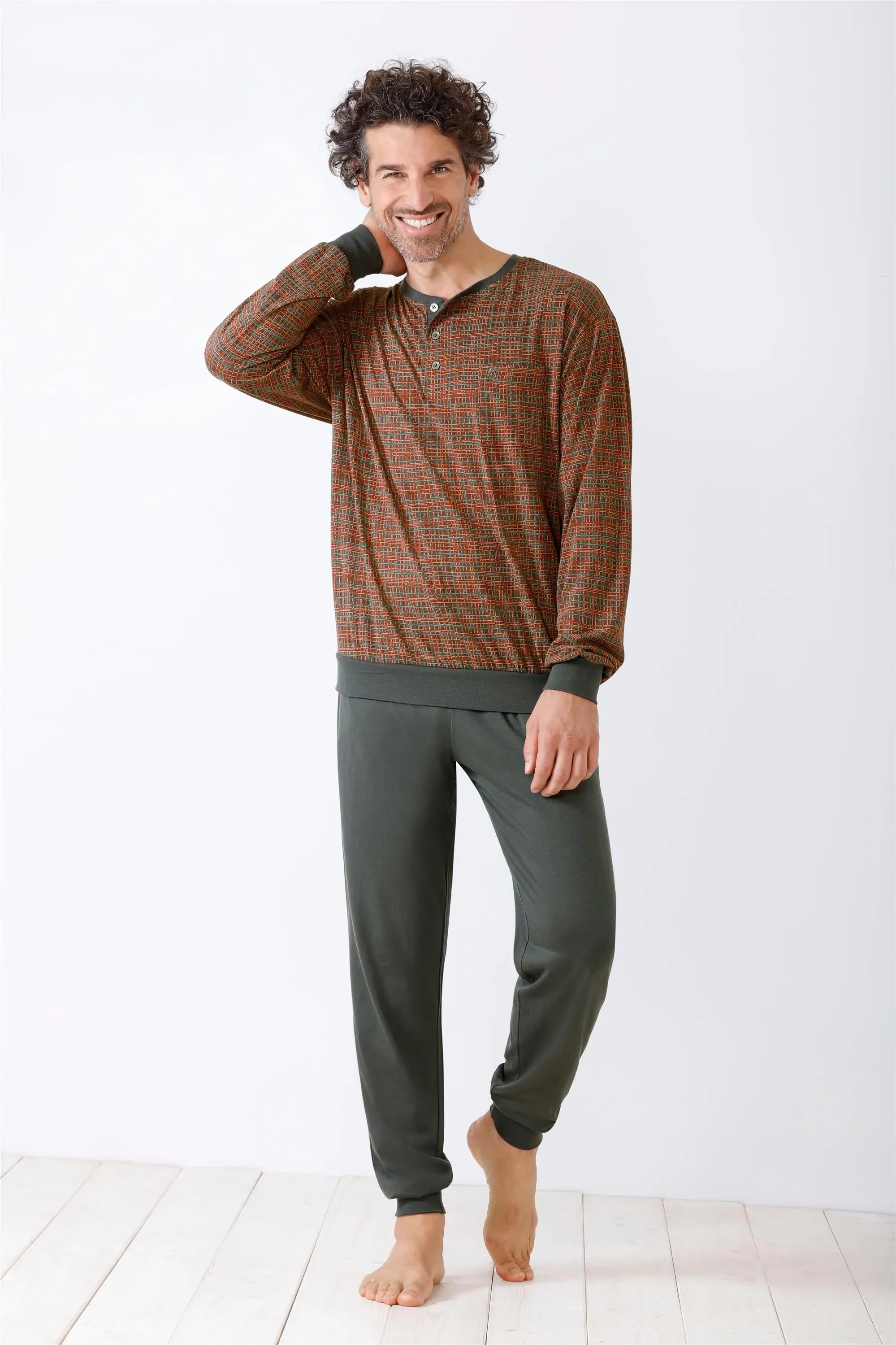 Langärmeliges Henley-Pyjama-Set für Herren mit braunem, gemustertem Oberteil und dunkelgrüner, einfarbiger Hose.
