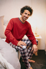 Rotes langärmeliges Pyjama-Oberteil für Männer mit karierter Hose.