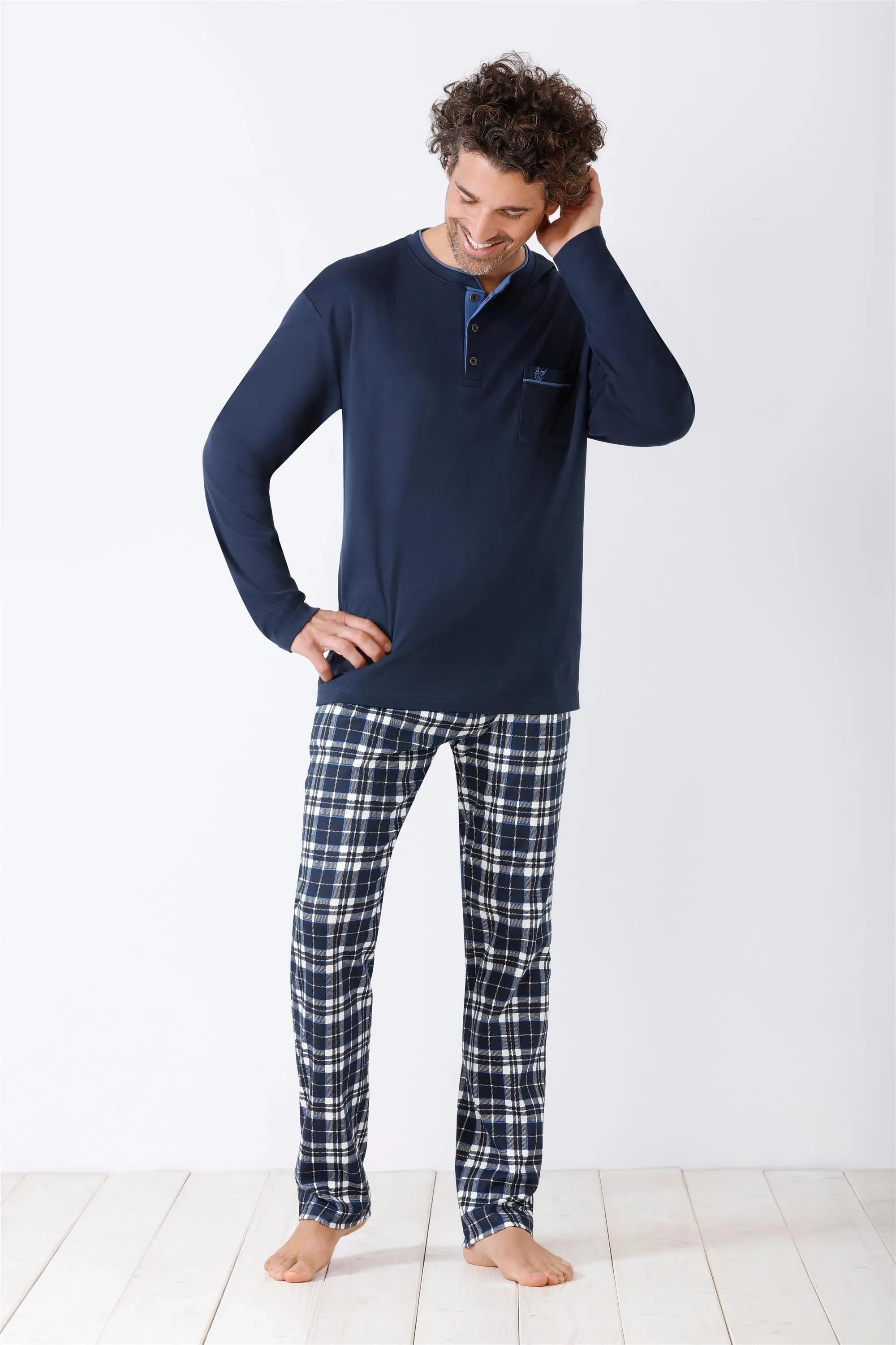 Marineblaues langärmeliges Herren-Pyjama-Oberteil mit karierter Pyjama-Hose.