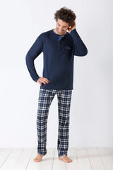 Marineblaues langärmeliges Herren-Pyjama-Oberteil mit karierter Pyjama-Hose.