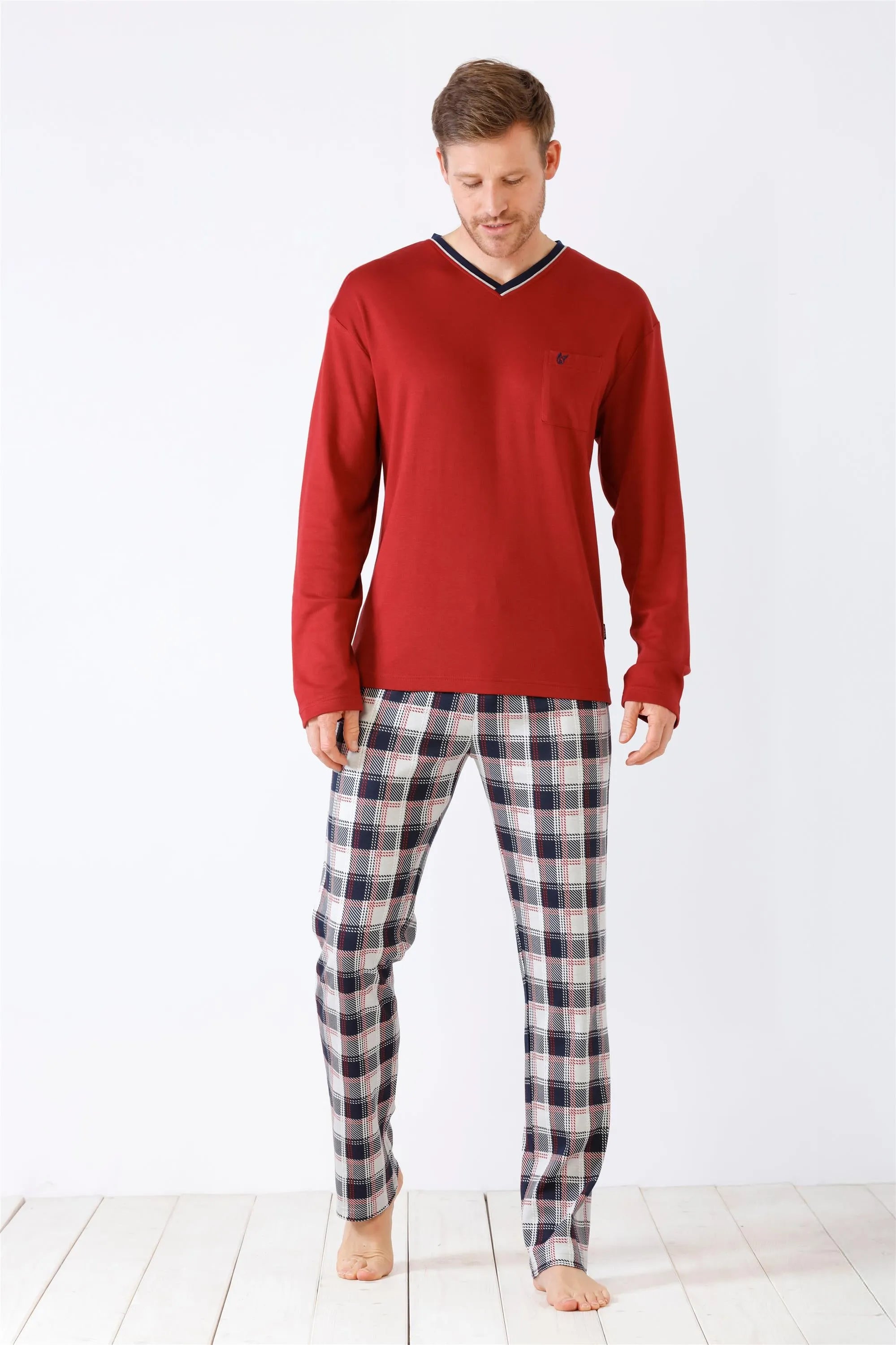 Rotes langärmeliges Pyjama-Oberteil mit V-Ausschnitt und schwarz-weiß-rot karierte Pyjama-Hose für Männer.