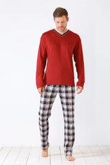 Rotes langärmeliges Pyjama-Oberteil mit V-Ausschnitt und schwarz-weiß-rot karierte Pyjama-Hose für Männer.